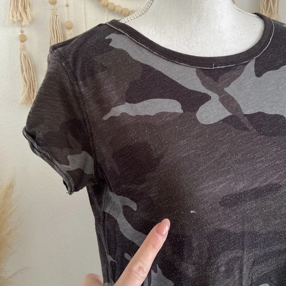 Free People FREE WITH ANY PURCHASE camo tee shirt sleeve camouflage top medium - Picture 5 of 14